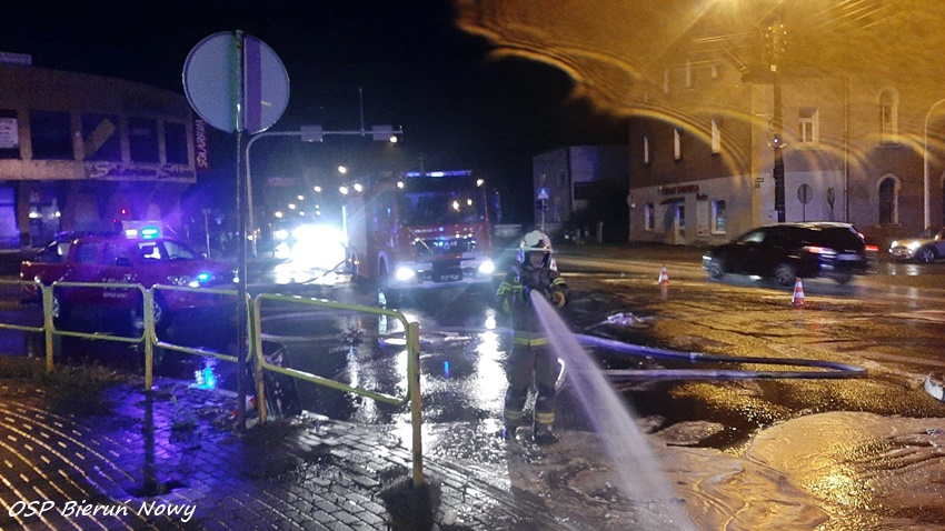 ZDERZENIE OSOBÓWKI Z CIĘŻARÓWKĄ NA SKRZYŻOWANIU UL. WARSZAWSKA - WAWELSKA W BIERUNIU ZDERZENIE OSOBÓWKI Z CIĘŻARÓWKĄ NA SKRZYŻOWANIU UL. WARSZAWSKA - WAWELSKA W BIERUNIU