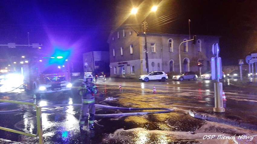 ZDERZENIE OSOBÓWKI Z CIĘŻARÓWKĄ NA SKRZYŻOWANIU UL. WARSZAWSKA - WAWELSKA W BIERUNIU ZDERZENIE OSOBÓWKI Z CIĘŻARÓWKĄ NA SKRZYŻOWANIU UL. WARSZAWSKA - WAWELSKA W BIERUNIU