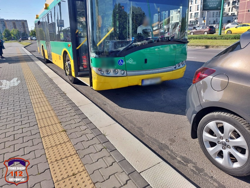 KOLIZJA OSOBÓWKI Z AUTOBUSEM NA AL. JANA PAWŁA II KOLIZJA OSOBÓWKI Z AUTOBUSEM NA AL. JANA PAWŁA II