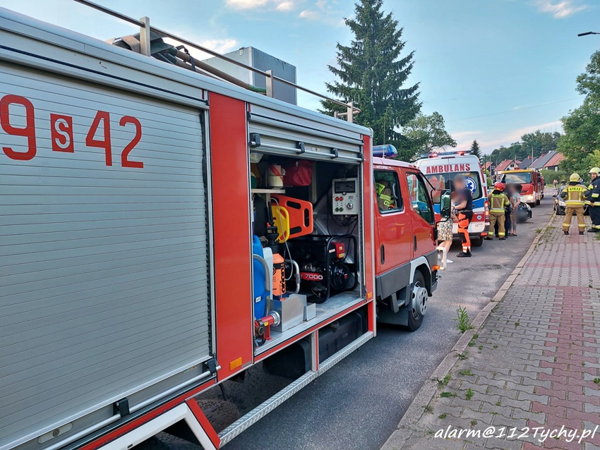 PIJANY 19 - LATEK UDERZYŁ SUZUKI W ZAPARKOWANEGO OPLA NA UL. SZEWCZYKA W LĘDZINACH PIJANY 19 - LATEK UDERZYŁ SUZUKI W ZAPARKOWANEGO OPLA NA UL. SZEWCZYKA W LĘDZINACH