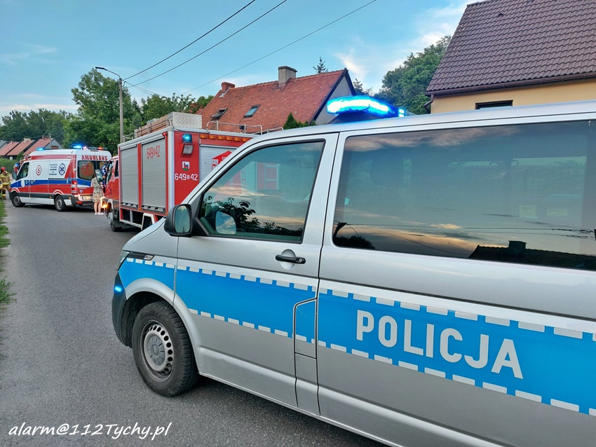 PIJANY 19 - LATEK UDERZYŁ SUZUKI W ZAPARKOWANEGO OPLA NA UL. SZEWCZYKA W LĘDZINACH PIJANY 19 - LATEK UDERZYŁ SUZUKI W ZAPARKOWANEGO OPLA NA UL. SZEWCZYKA W LĘDZINACH