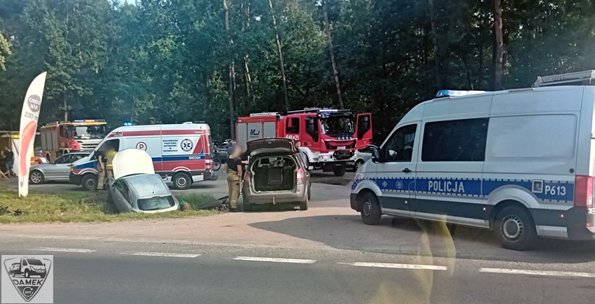 ZDERZENIE DWÓCH OSOBÓWEK I POTRĄCENIE ROWERZYSTY NA DK1 W KOBIÓRZE ZDERZENIE DWÓCH OSOBÓWEK I POTRĄCENIE ROWERZYSTY NA DK1 W KOBIÓRZE