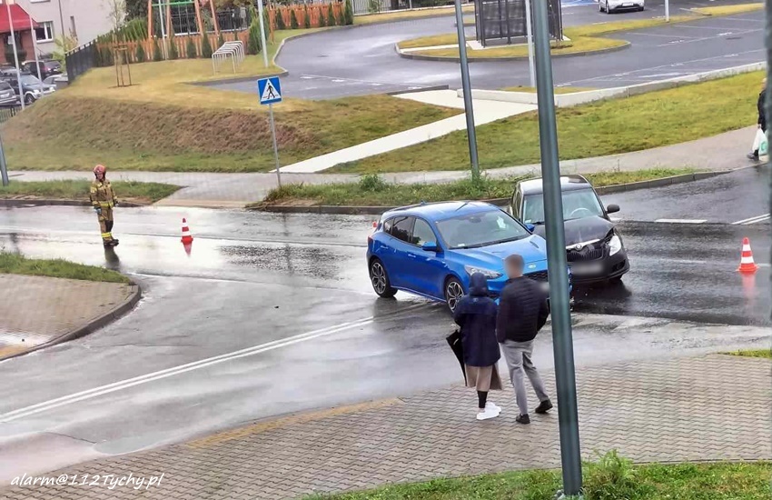 KOLIZJA DWÓCH OSOBÓWEK NA SKRZYŻOWNAIU UL. DMOWSKIEGO - USTRONNA KOLIZJA DWÓCH OSOBÓWEK NA SKRZYŻOWNAIU UL. DMOWSKIEGO - USTRONNA