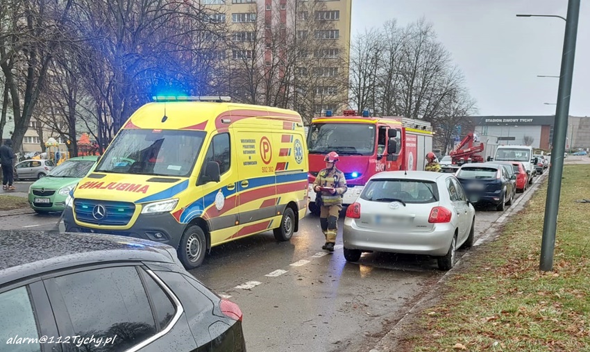 ZDERZENIE DWÓCH OSOBÓWEK NA UL. DĄBROWSKIEGO ZDERZENIE DWÓCH OSOBÓWEK NA UL. DĄBROWSKIEGO