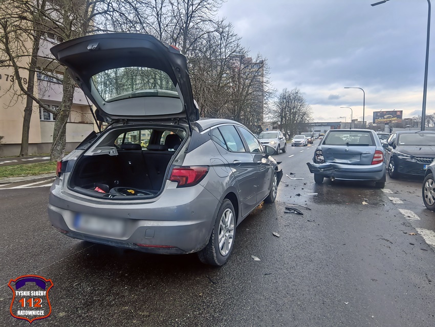 ZDERZENIE DWÓCH OSOBÓWEK NA UL. DĄBROWSKIEGO ZDERZENIE DWÓCH OSOBÓWEK NA UL. DĄBROWSKIEGO