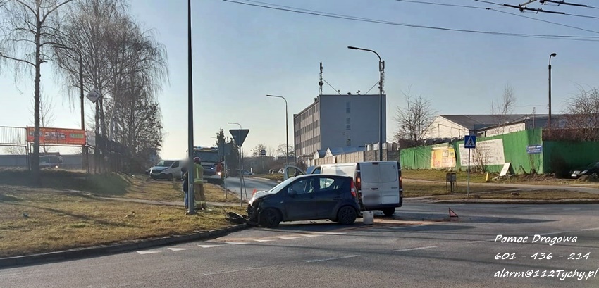 Zderzenie dwóch pojazdów na skrzyżowaniu ul. Fabryczna - Metalowa Zderzenie dwóch pojazdów na skrzyżowaniu ul. Fabryczna - Metalowa