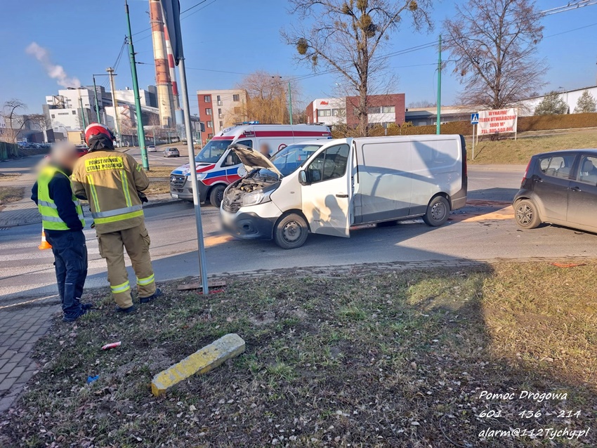 Zderzenie dwóch pojazdów na skrzyżowaniu ul. Fabryczna - Metalowa Zderzenie dwóch pojazdów na skrzyżowaniu ul. Fabryczna - Metalowa