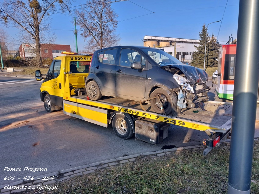 Zderzenie dwóch pojazdów na skrzyżowaniu ul. Fabryczna - Metalowa Zderzenie dwóch pojazdów na skrzyżowaniu ul. Fabryczna - Metalowa