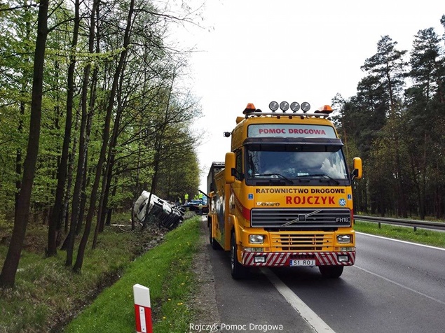 Ciężarówka w rowie na DK1 Ciężarówka w rowie na DK1