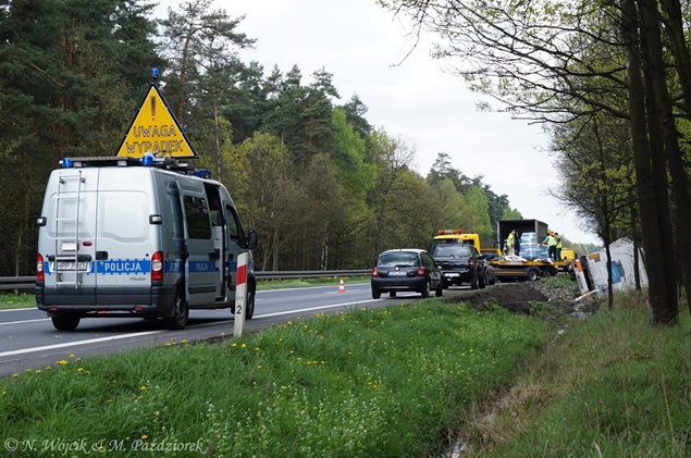 Ciężarówka w rowie na DK1 Ciężarówka w rowie na DK1