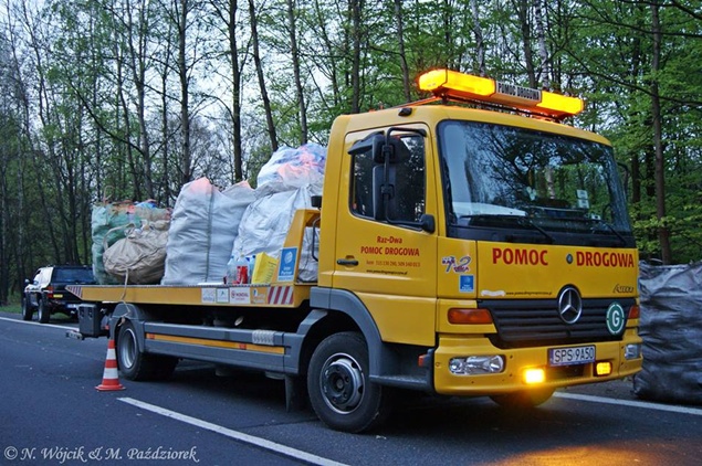 Ciężarówka w rowie na DK1 Ciężarówka w rowie na DK1