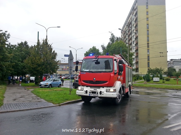 Zderzenie trzech osobówek na ul. Żwakowskiej Zderzenie trzech osobówek na ul. Żwakowskiej