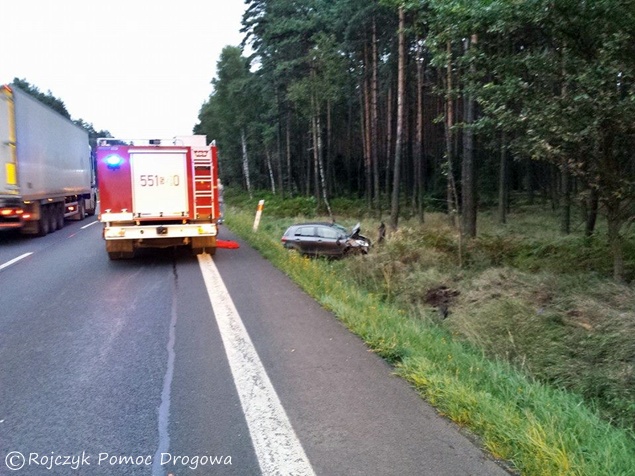 Toyota w rowie na DK 1 Toyota w rowie na DK 1