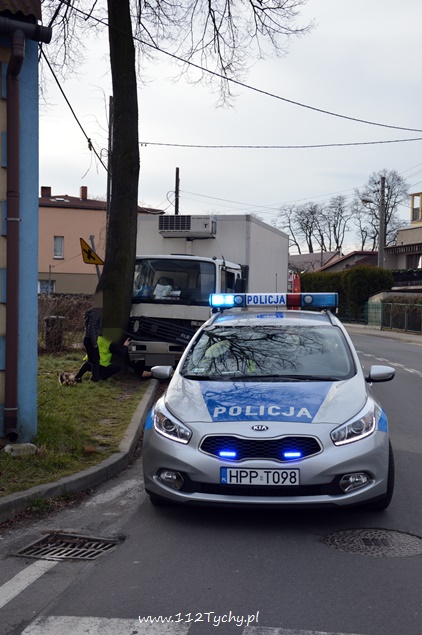 Ciężarówką w drzewo na ul. Jedności Ciężarówką w drzewo na ul. Jedności
