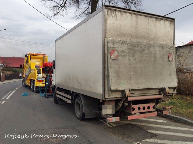 Ciężarówką w drzewo na ul. Jedności Ciężarówką w drzewo na ul. Jedności