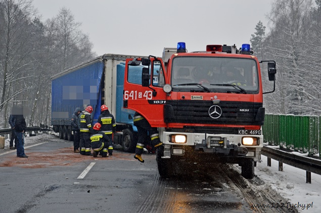 Rozbita ciężarówka zablokowała DK 86 w kierunku Katowic Rozbita ciężarówka zablokowała DK 86 w kierunku Katowic
